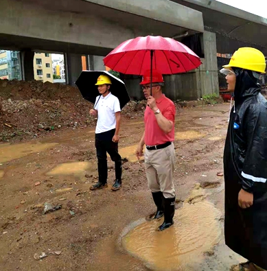 心系工地，夜不能寐——集團董事長孔德穩(wěn)冒雨到十八大項目現(xiàn)場檢查指導工作