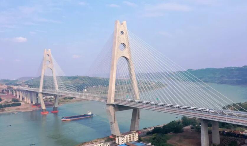世界首座采用公路和高鐵同層！試驗列車駛過臨港公鐵兩用長江大橋